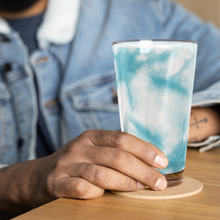 Load image into Gallery viewer, Vaso de cerveza tie-dye azul ligero