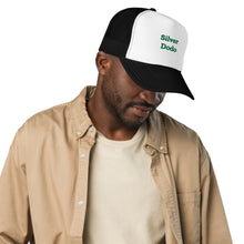 Load image into Gallery viewer, Gorra trucker con frontal de espuma (bordado verde)