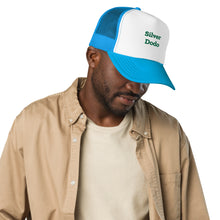 Load image into Gallery viewer, Gorra trucker con frontal de espuma (bordado verde)
