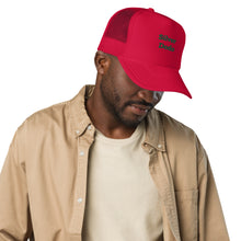Load image into Gallery viewer, Gorra trucker con frontal de espuma (bordado verde)