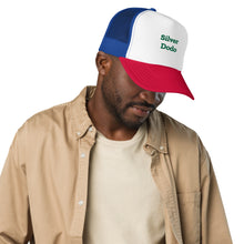 Load image into Gallery viewer, Gorra trucker con frontal de espuma (bordado verde)