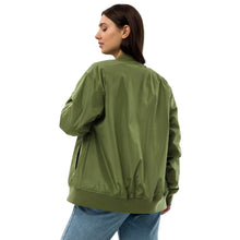 Load image into Gallery viewer, Chaqueta bomber reciclada premium bordado frontal verde
