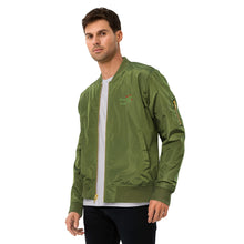 Load image into Gallery viewer, Chaqueta bomber reciclada premium bordado frontal verde
