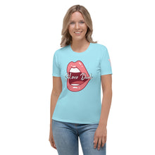Load image into Gallery viewer, Camiseta para mujer Perla azul celeste Labios
