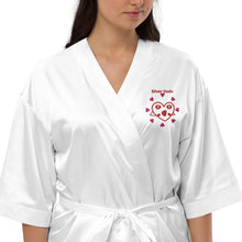 Load image into Gallery viewer, Bata de satén corazón rojo