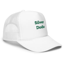 Load image into Gallery viewer, Gorra trucker con frontal de espuma (bordado verde)
